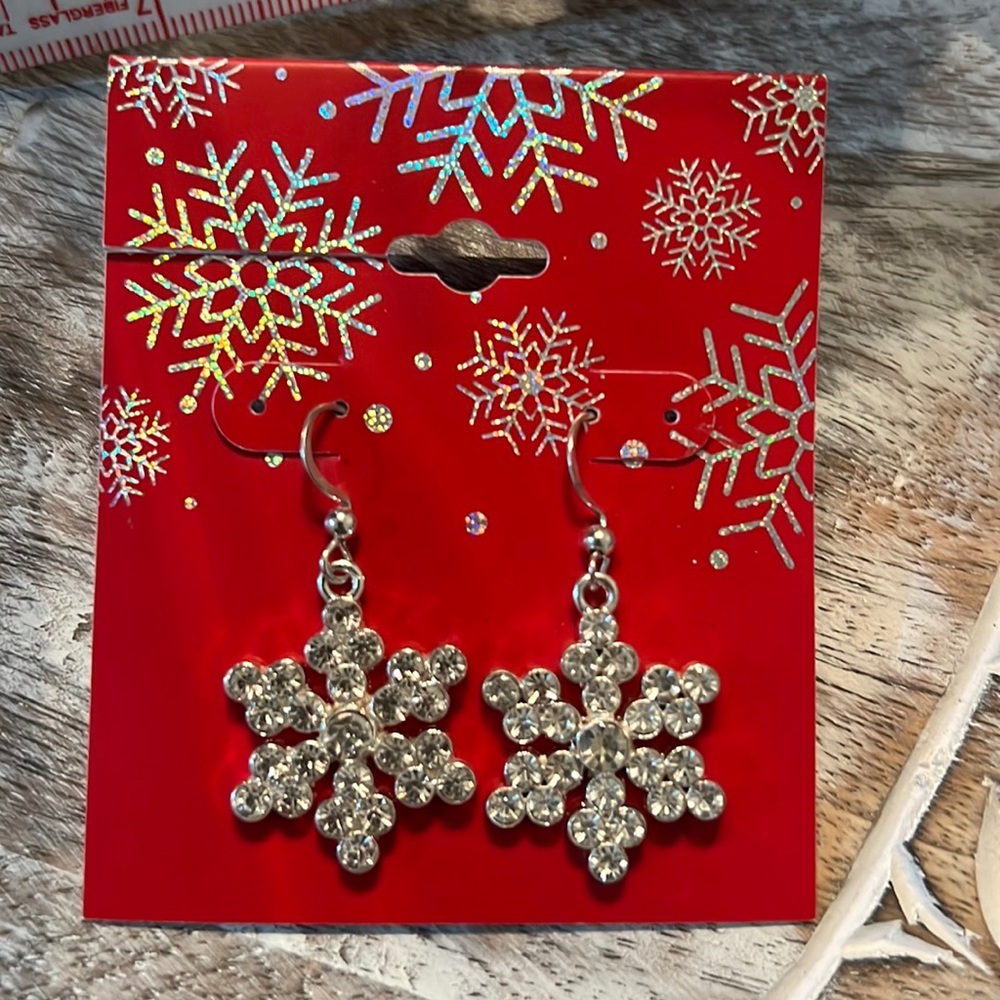 3/$20🎀 Snowflake Christmas earrings ❄️ sparkly